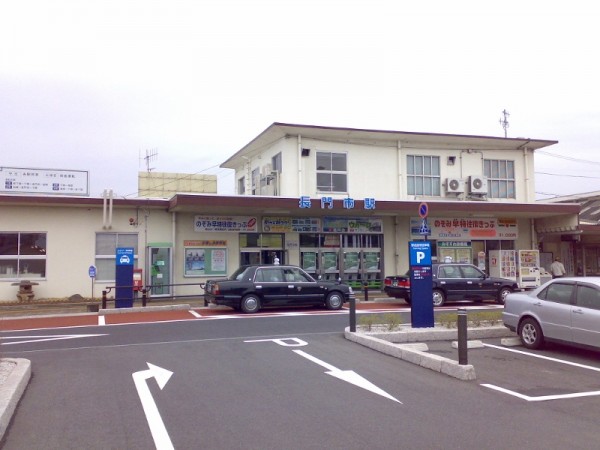 長門市駅駅舎全景。