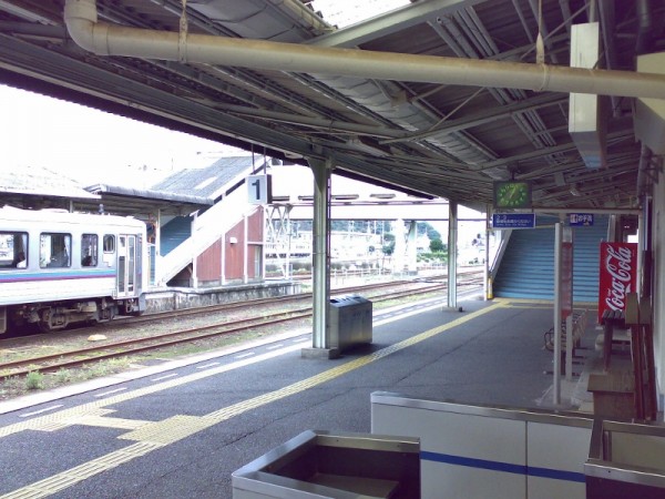 長門市駅改札口からホームと跨線橋を見る